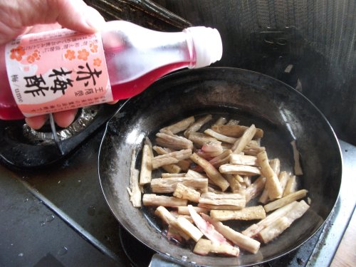 tatakigobou1 赤梅酢で蒸し煮・・マクロビたたきごぼう1